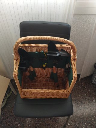 Cesta de jardinería con herramientas