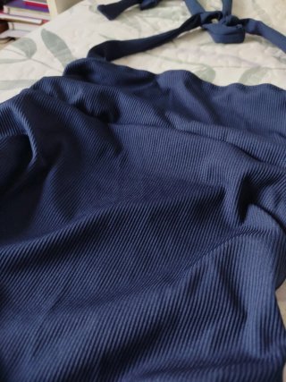 Top tirantes azul marino con fruncido