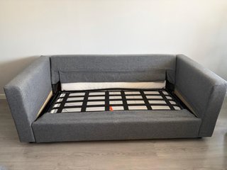 Sofá cama gris de tela