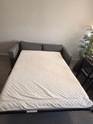 Sofá cama gris de tela