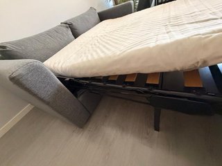 Sofá cama gris de tela