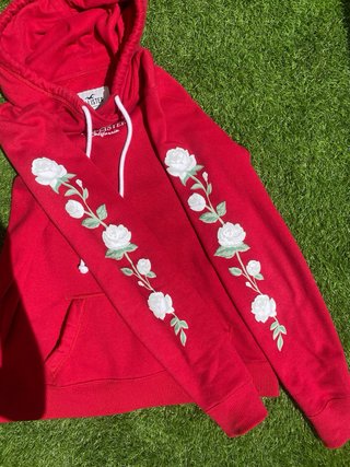 Sudadera Hollister Roja con Flores en las mangas