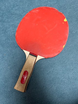 Pala de ping pong roja y negra + 3 pelotas.