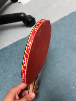 Pala de ping pong roja y negra + 3 pelotas.
