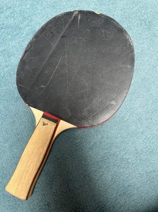 Pala de ping pong roja y negra + 3 pelotas.