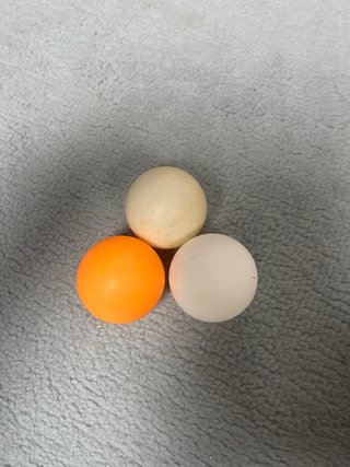 Pala de ping pong roja y negra + 3 pelotas.