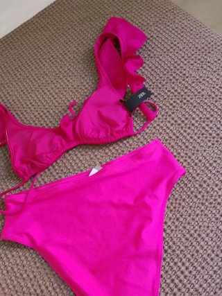 Bikini Zara rosa volantes talla L