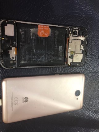 Dos móviles Huawei p30 lit y otro y7