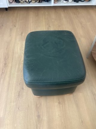 Sofá de 3 plazas y reposapiés de piel
