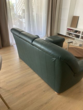 Sofá de 3 plazas y reposapiés de piel