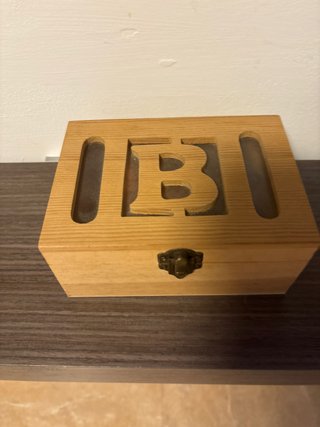 Caja de madera con letra B