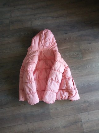 Chaqueta rosa con capucha