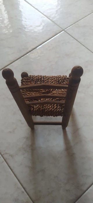 Sedia in legno e vimini