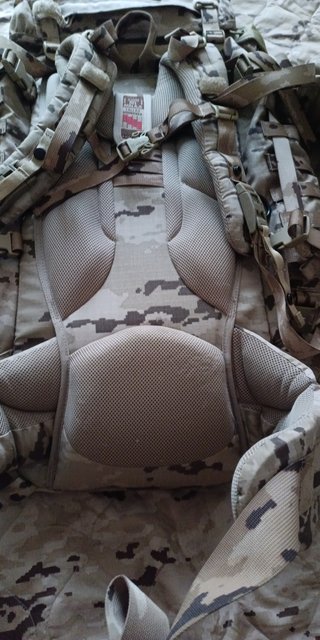 Mochila Altus arida pixelada con bolcillos lateral
