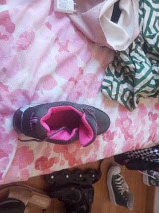 Zapatillas deportivas grises y rosas
