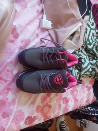 Zapatillas deportivas grises y rosas