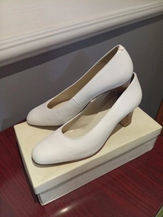 Zapatos de tacón blancos