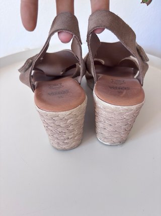 Sandalias de piel cuña esparto