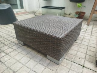 Mesita y asiento jardín rafia