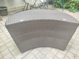 Mesita y asiento jardín rafia