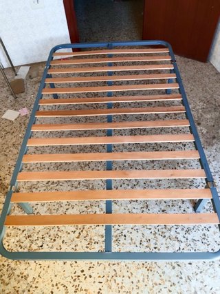 Base de cama metálica con lamas de madera