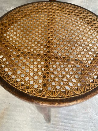 Silla de madera con asiento de mimbre.