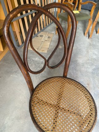 Silla de madera con asiento de mimbre.