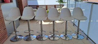 Taburete alto regulable blanco y plateado