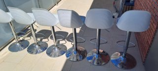 Taburete alto regulable blanco y plateado