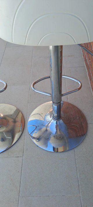 Taburete alto regulable blanco y plateado