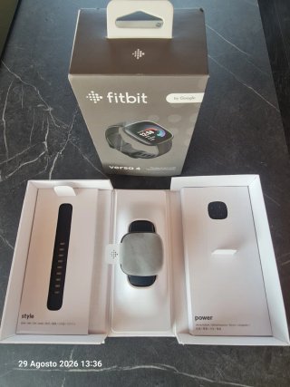 Smartwatch Fitbit Versa 4 Nero