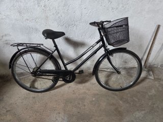 Bicicleta negra con cesta