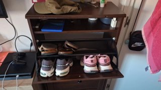 Mueble zapatero de madera oscuro