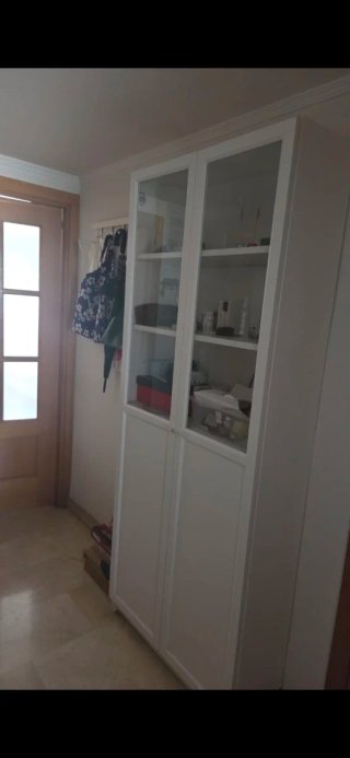 Vitrina de madera y cristal