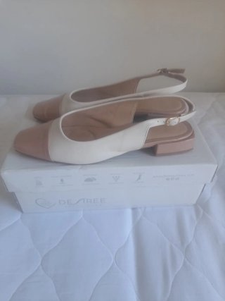 Zapatos destalonados beige y blanco
