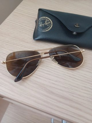 Gafas de sol Ray-Ban doradas y marrones