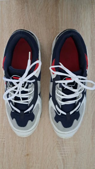Deportivas Fila en azul, rojo, gris y Blanco