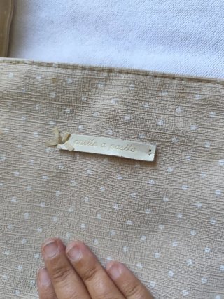 Bolso beige con lunares blancos