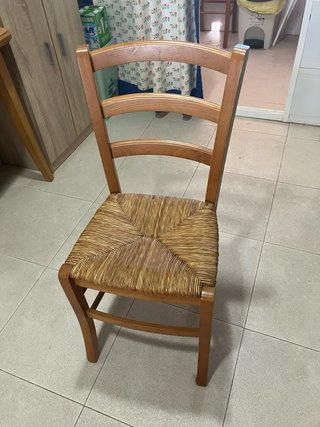 2 sillas de madera y mimbre