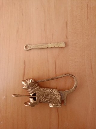 Candado antiguo león siglo XX