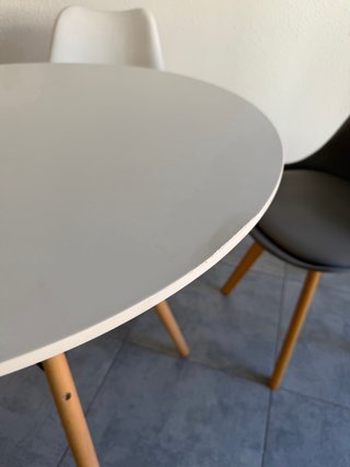 Mesa redonda blanca con 3 sillas