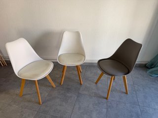 Mesa redonda blanca con 3 sillas