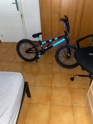 Bici BMX negra con detalles azules