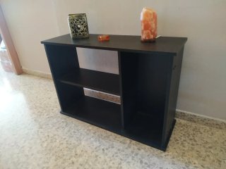 Mueble bajo de madera negro
