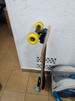 Patinete infantil con huellas