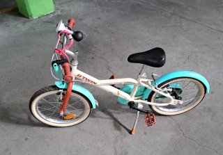 Bicicleta infantil B'TWIN color crema y turquesa