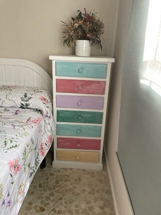 Habitación completa: Cama, mesitas, lámpara.