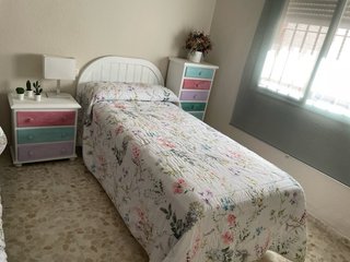 Habitación completa: Cama, mesitas, lámpara.