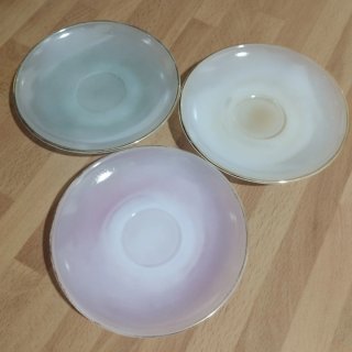 Tres platos Arcopal  coloreados con filo dorado