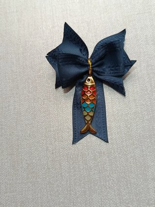 Lazo azul con colgante de pez
